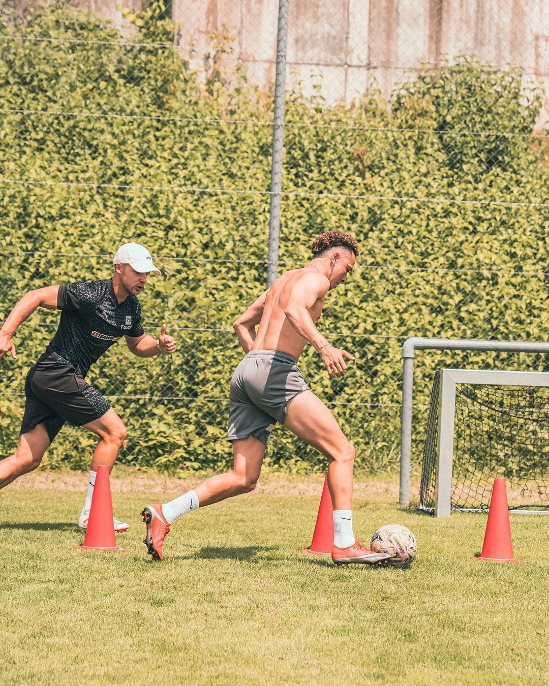 Fussball 1-on-1 Stärke deine Fußarbeit und Spielverständnis